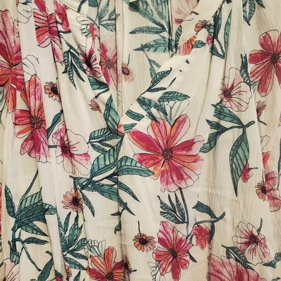 Floral blouse. - Picture 3 of 3